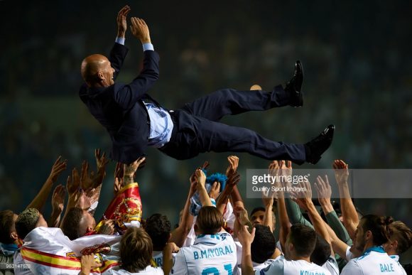 100% de aproveitamento: Zinedine Zidane venceu a Champions League pela terceira vez, nas três temporadas em que é treinador do Real Madrid.