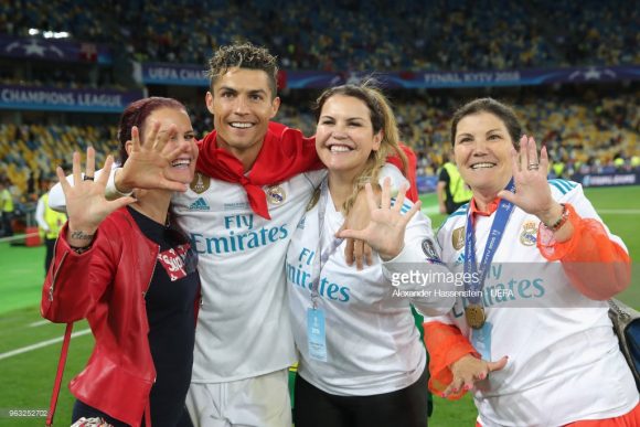 Cristiano Ronaldo venceu a sua quinta Champions League na carreira, sendo quatro pelo Real Madrid e uma pelo Manchester United. 