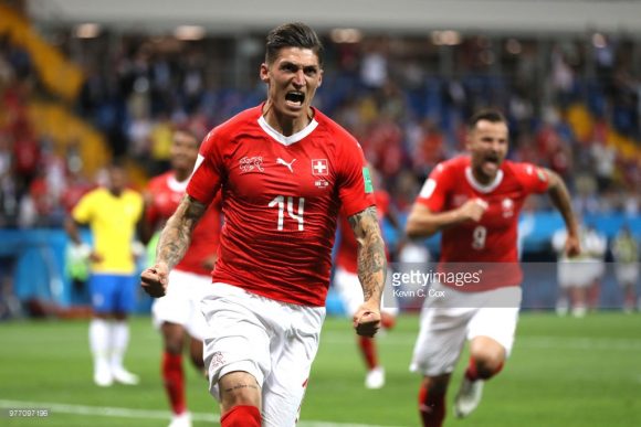 Steven Zuber comemora o gol que garantiu o empate da Suíça no jogo contra o Brasil.