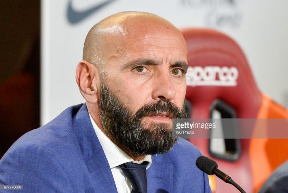 Nos 17 anos em que trabalhou como diretor do Sevilla, Monche contratou 151 atletas e obteve € 200 milhões de lucros (R$ 738,5 milhões) em transferências. Com isso, o Sevilla voltou da segunda divisão para ganhar cinco vezes a Europa League e duas vezes a Copa do Rey.