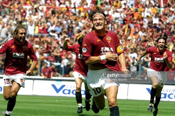 O último scudetto conquistado pela Roma foi na temporada 2000/01, quando o time era composto por craques como Francesco Totti, Gabriel Batistuta, Cafu, 