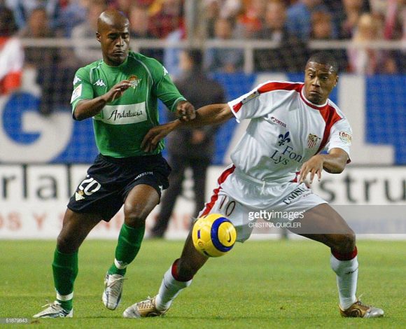 O primeiro Dérbi da Andaluzia aconteceu no ano de 1915, e terminou com a vitória do Sevilla por 4 a 3. Na imagem acima, temos os brasileiros Marcos Assunção e Júlio Baptista disputando o clássico em 2004.