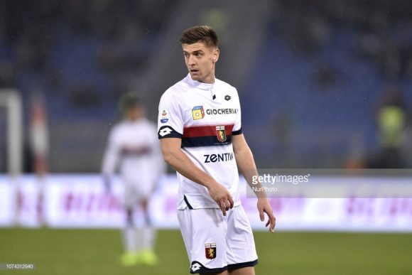 Com a ida de Gonzalo Higuaín ao Chelsea, o Milan precisou ir ao mercado para trazer o atacante Krzysztof Piatek. Para tirá-lo do Genoa, os rossoneros desembolsaram 35 milhões de euros (cerca de R$ 135 milhões). 