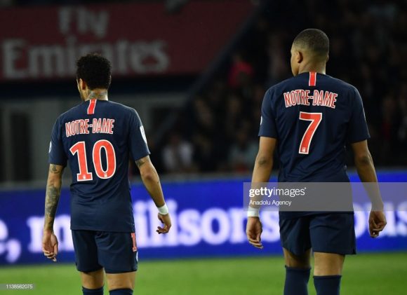 Em uma homenagem a Catedral de Notre-Dame, todos os atletas do PSG atuaram com o nome da Catedral nas costas. 