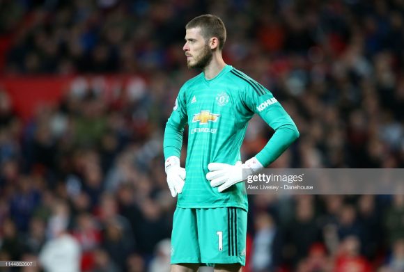Apesar das constantes falhas nos últimos jogos, o goleiro David De Gea estará entre os titulares do Manchester United no clássico contra o Chelsea.