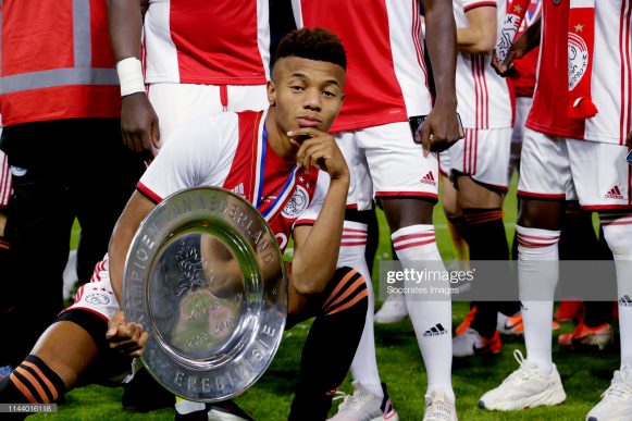 O único brasileiro no elenco do Ajax é o ponta David Neres. Nesta temporada, o camisa 7 balançou as redes adversárias em oito oportunidades, e deu oito passes para gols.