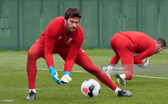 Depois de sofrer uma lesão na panturrilha no primeiro jogo do Liverpool a temporada, o goleiro Alisson estará de volta ao gol dos Reds no North West Derby. 