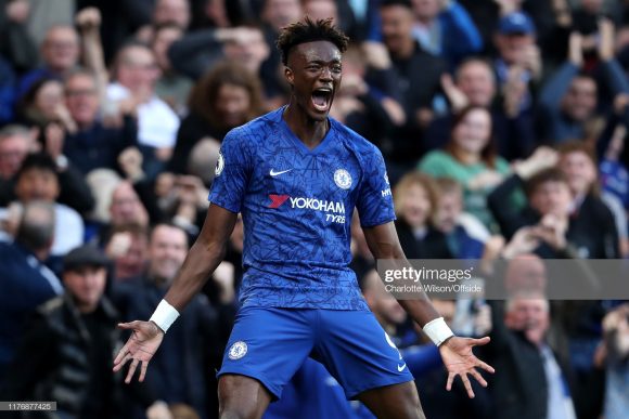 De olho nele: O jovem Tammy Abraham, de 19 anos, é o artilheiro da Premier League, ao lado de Sergio Aguero, com 8 tentos marcados. 