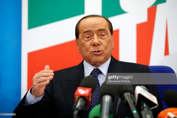 Em 2017, Silvio Berlusconi (foto) vendeu o Milan para empresário chinês Li Yonghong por R$ 2,5 bilhões. Por causa de uma dívida, o time italiano passou a ser administrado pelo fundo de investimentos americano Elliott Management. 