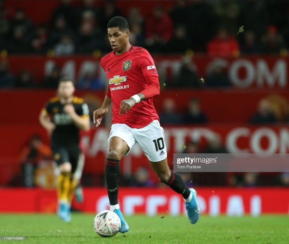 Após sair lesionado do jogo contra o Wolverhampton, o atacante Marcus Rashford, artilheiro do Manchester United na Premier League com 14 gols, é dúvida para encarar o Liverpool. 