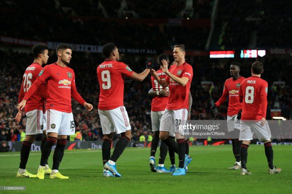Em busca de seu sexto caneco da Copa da Liga Inglesa, o Manchester United eliminou as equipes do Rochdale, Chelsea e Colchester nas fases anteriores da competição.