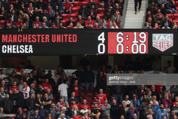 Após vencer o Chelsea no primeiro turno da Premier League por 4 a 0, o Manchester United tentará fazer a dobradinha tarde desta segunda-feira, uma façanha que os Red Devils não alcançam desde a temporada 1987/88.