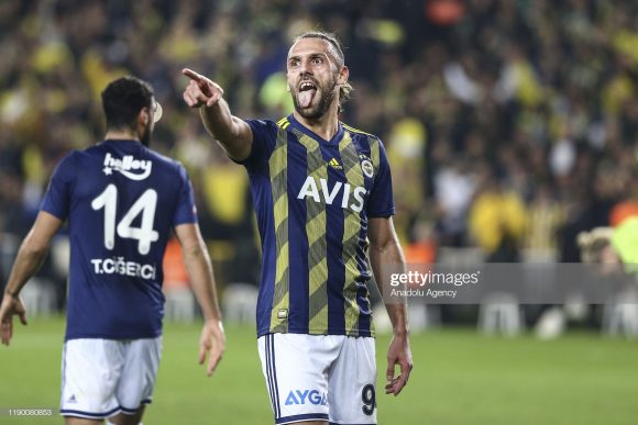 O atacante Vedat Muriqi é o artilheiro do Fenerbahce na Superlig com 12 tentos marcados, cinco a menos que o líder de gols do campeonato, Alexander Sorloth.
